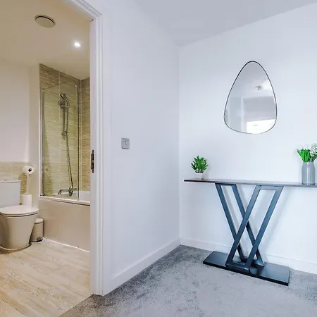 2br Chic And Stylish In Salford, Wifi, Kitchen, Parking With View Manchester