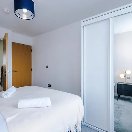 2br Chic And Stylish In Salford, Wifi, Kitchen, Parking With View * Manchester