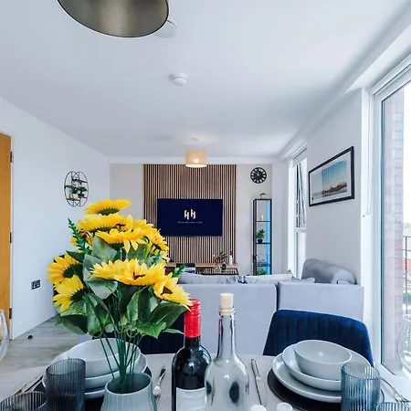 2br Chic And Stylish In Salford, Wifi, Kitchen, Parking With View Manchester