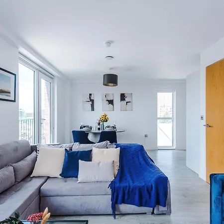 2br Chic And Stylish In Salford, Wifi, Kitchen, Parking With View * Manchester