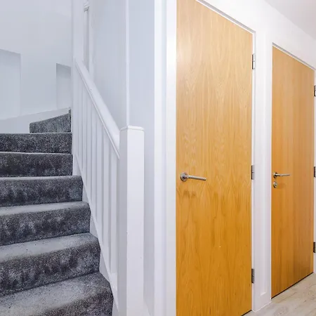 2br Chic And Stylish In Salford, Wifi, Kitchen, Parking With View Apartment