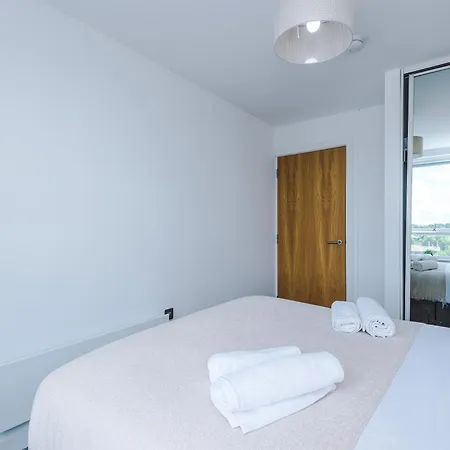 2br Chic And Stylish In Salford, Wifi, Kitchen, Parking With View Apartment Manchester