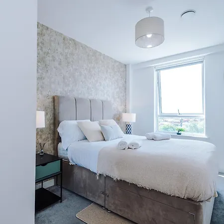 2br Chic And Stylish In Salford, Wifi, Kitchen, Parking With View * Manchester