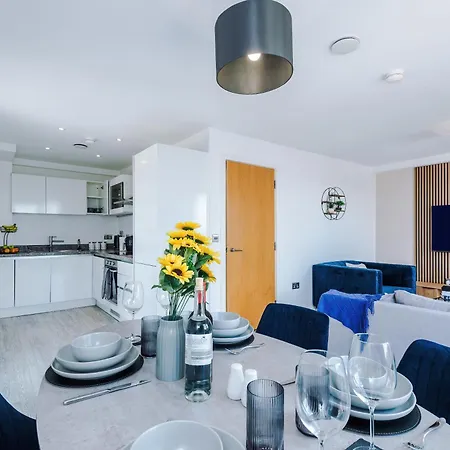 2br Chic And Stylish In Salford, Wifi, Kitchen, Parking With View Apartment
