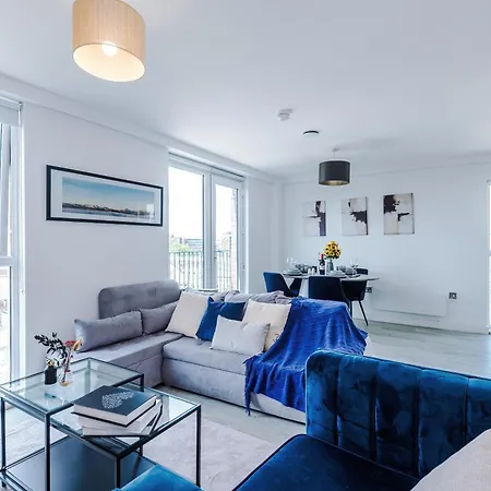 2br Chic And Stylish In Salford, Wifi, Kitchen, Parking With View Apartment *