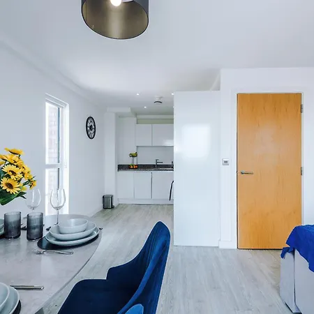 Apartment 2br Chic And Stylish In Salford, Wifi, Kitchen, Parking With View *
