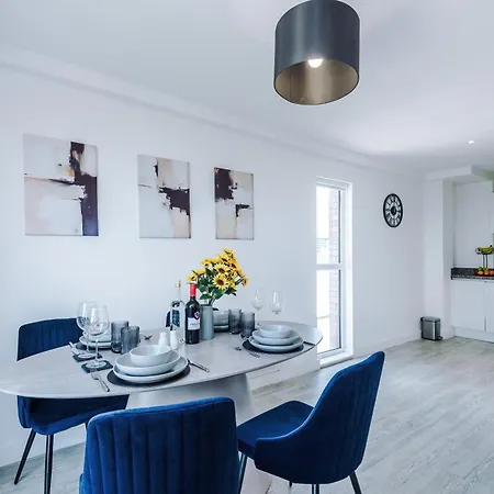 2br Chic And Stylish In Salford, Wifi, Kitchen, Parking With View *