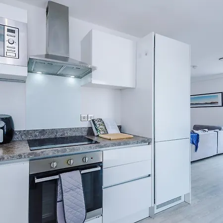 2br Chic And Stylish In Salford, Wifi, Kitchen, Parking With View Manchester