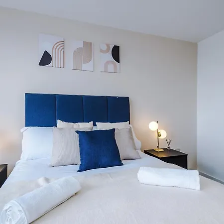 2br Chic And Stylish In Salford, Wifi, Kitchen, Parking With View Apartament