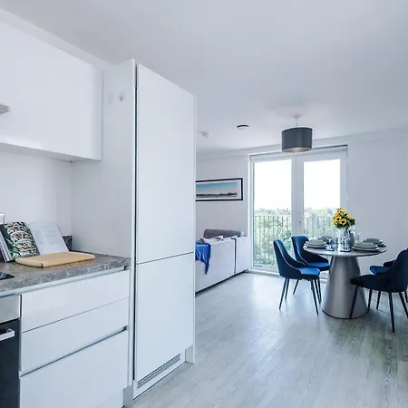 2br Chic And Stylish In Salford, Wifi, Kitchen, Parking With View Apartment *