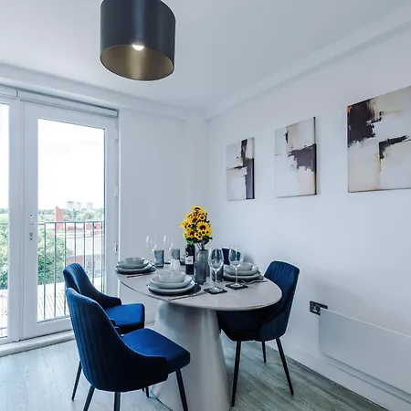 2br Chic And Stylish In Salford, Wifi, Kitchen, Parking With View Apartment Manchester