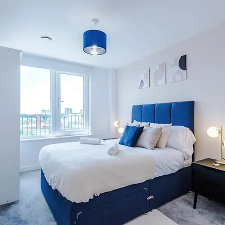 2br Chic And Stylish In Salford, Wifi, Kitchen, Parking With View *