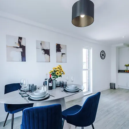 Apartment 2br Chic And Stylish In Salford, Wifi, Kitchen, Parking With View