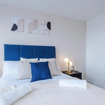 2br Chic And Stylish In Salford, Wifi, Kitchen, Parking With View Apartment *