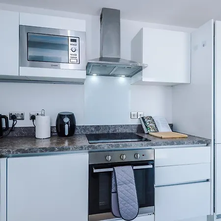 Apartament 2br Chic And Stylish In Salford, Wifi, Kitchen, Parking With View *