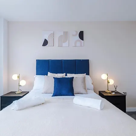 2br Chic And Stylish In Salford, Wifi, Kitchen, Parking With View *