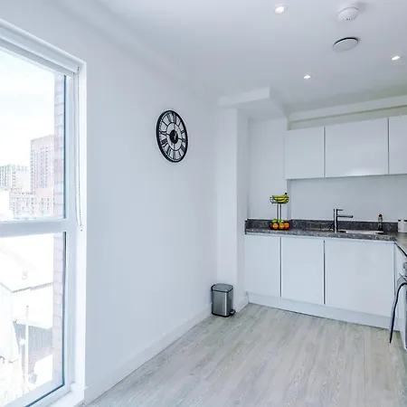 2br Chic And Stylish In Salford, Wifi, Kitchen, Parking With View Apartamento