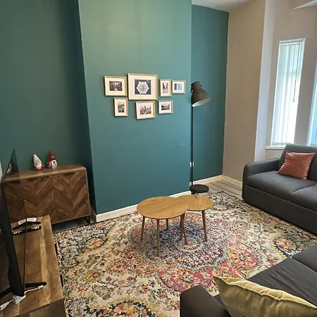 Spacious 3Br Manchester Home Sleeps 7 & Fast Wifi *