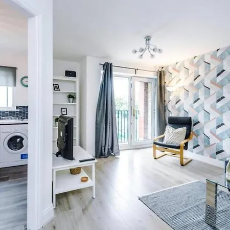 Apartment Spacious 2-bed In By Stayfolk, Great For Business - Sleeps 4 *