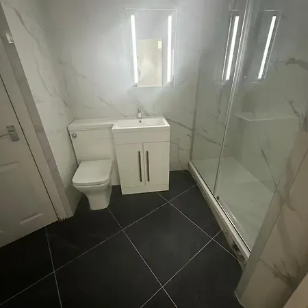 Spacious 2-bed In By Stayfolk, Great For Business - Sleeps 4 Apartman