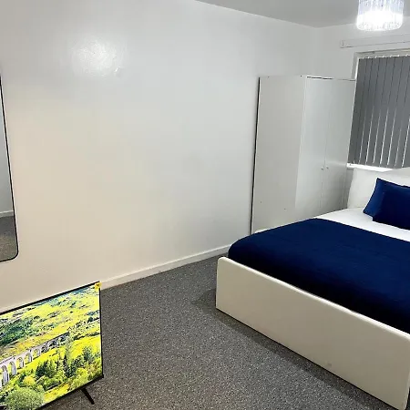 Hébergement de vacances 3 Bedroom House With New Kitchen And Bathroom *