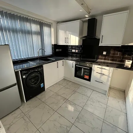 Hébergement de vacances 3 Bedroom House With New Kitchen And Bathroom Manchester