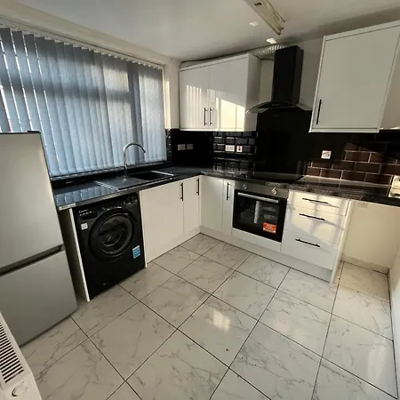 3 Bedroom House With New Kitchen And Bathroom *