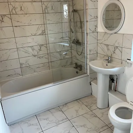 Hébergement de vacances 3 Bedroom House With New Kitchen And Bathroom Manchester