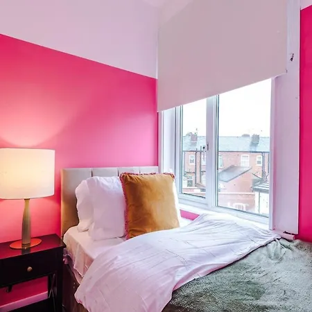 Trendy 3 Bedroom Pad Манчестер