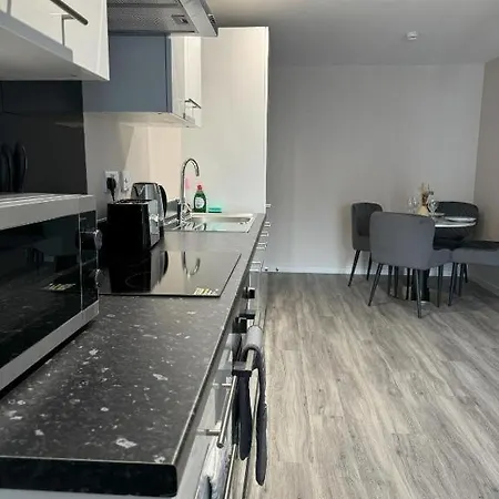 Beautiful 2 Bedroom Apartment - Manchester
