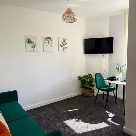 Lejlighed Zelena Luxurious Apartment, Private Parking, Fast Wi-fi, Self Check-in Anytime Perfect For Late Arrivals, 5 Minutes To Old Trafford Stadium *