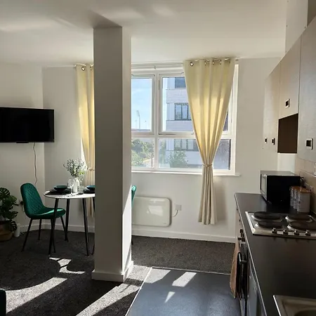 Apartman Zelena Luxurious Apartment, Private Parking, Fast Wi-fi, Self Check-in Anytime Perfect For Late Arrivals, 5 Minutes To Old Trafford Stadium