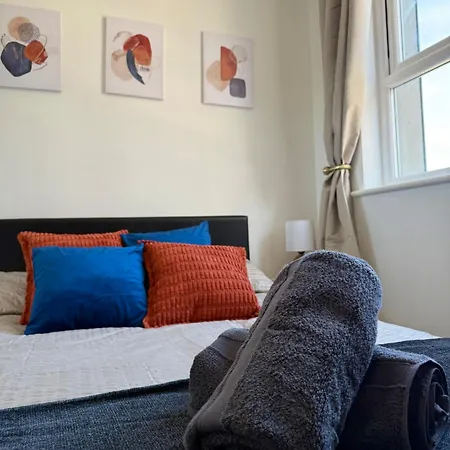 Zelena Luxurious Apartment, Private Parking, Fast Wi-fi, Self Check-in Anytime Perfect For Late Arrivals, 5 Minutes To Old Trafford Stadium Apartamento *