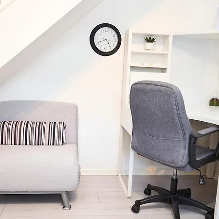 Modern, Spacious Near Centre, Workspace & Wifi, בית נופש *