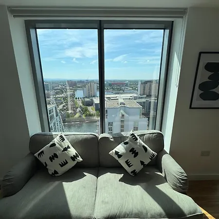 Modern 2-bed In Mediacityuk Hub