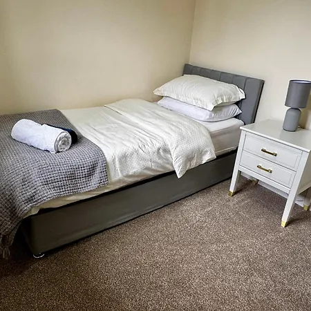 Vakantiehuis Hub - 2br With Free Parking, Near Airport & Attractions