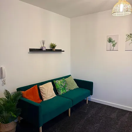 Zelena Luxurious Apartment, Private Parking, Fast Wi-fi, Self Check-in Anytime Perfect For Late Arrivals, 5 Minutes To Old Trafford Stadium *