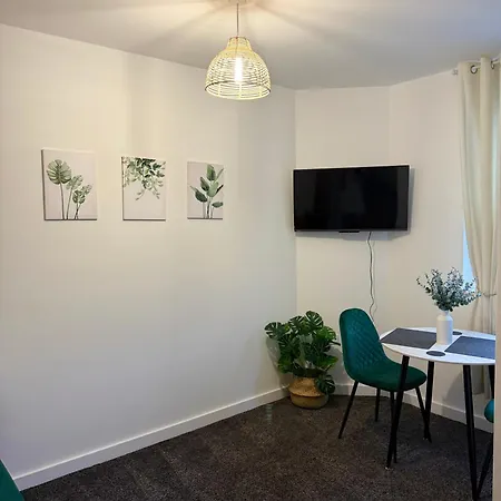 Zelena Luxurious Apartment, Private Parking, Fast Wi-fi, Self Check-in Anytime Perfect For Late Arrivals, 5 Minutes To Old Trafford Stadium *