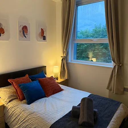 Zelena Luxurious Apartment, Private Parking, Fast Wi-fi, Self Check-in Anytime Perfect For Late Arrivals, 5 Minutes To Old Trafford Stadium Manchester