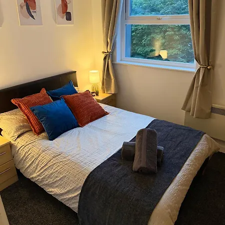 Zelena Luxurious Apartment, Private Parking, Fast Wi-fi, Self Check-in Anytime Perfect For Late Arrivals, 5 Minutes To Old Trafford Stadium Manchester