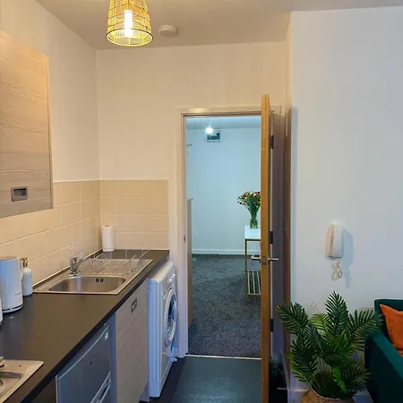 Zelena Luxurious Apartment, Private Parking, Fast Wi-fi, Self Check-in Anytime Perfect For Late Arrivals, 5 Minutes To Old Trafford Stadium Apartment Manchester
