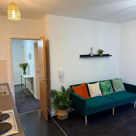 Zelena Luxurious Apartment, Private Parking, Fast Wi-fi, Self Check-in Anytime Perfect For Late Arrivals, 5 Minutes To Old Trafford Stadium * Manchester