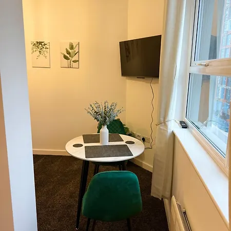 Apartmán Zelena Luxurious Apartment, Private Parking, Fast Wi-fi, Self Check-in Anytime Perfect For Late Arrivals, 5 Minutes To Old Trafford Stadium *