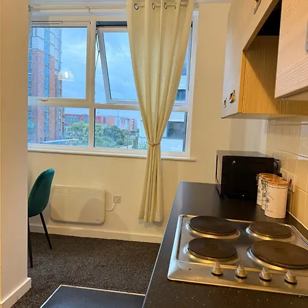 Zelena Luxurious Apartment, Private Parking, Fast Wi-fi, Self Check-in Anytime Perfect For Late Arrivals, 5 Minutes To Old Trafford Stadium