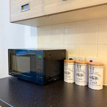 Zelena Luxurious Apartment, Private Parking, Fast Wi-fi, Self Check-in Anytime Perfect For Late Arrivals, 5 Minutes To Old Trafford Stadium