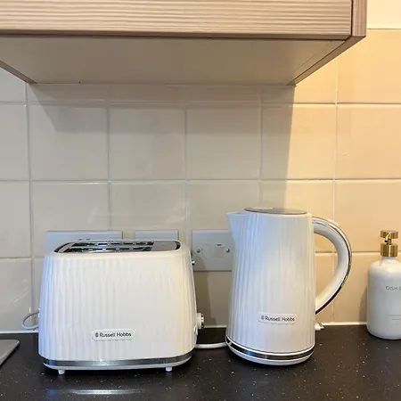 Zelena Luxurious Apartment, Private Parking, Fast Wi-fi, Self Check-in Anytime Perfect For Late Arrivals, 5 Minutes To Old Trafford Stadium Manchester