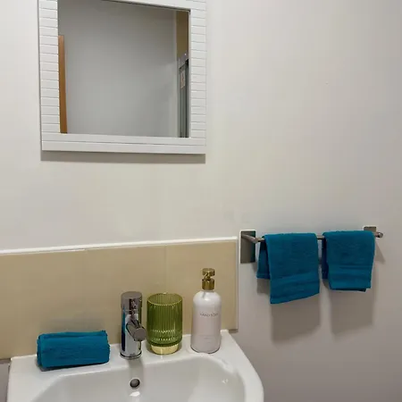 Zelena Luxurious Apartment, Private Parking, Fast Wi-fi, Self Check-in Anytime Perfect For Late Arrivals, 5 Minutes To Old Trafford Stadium