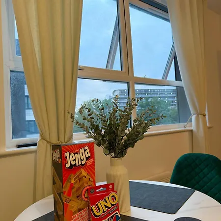 Zelena Luxurious Apartment, Private Parking, Fast Wi-fi, Self Check-in Anytime Perfect For Late Arrivals, 5 Minutes To Old Trafford Stadium Lejlighed Manchester