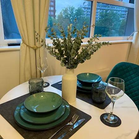 Apartman Zelena Luxurious Apartment, Private Parking, Fast Wi-fi, Self Check-in Anytime Perfect For Late Arrivals, 5 Minutes To Old Trafford Stadium