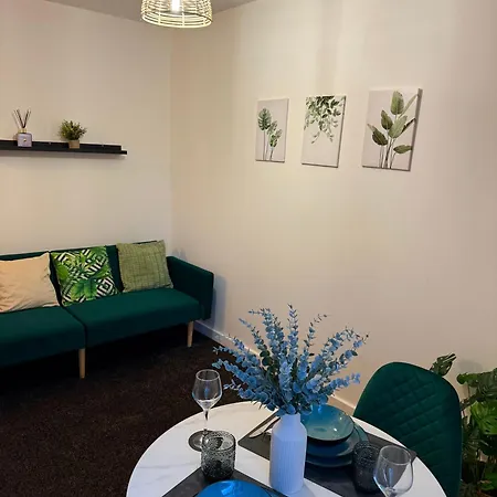 Zelena Luxurious Apartment, Private Parking, Fast Wi-fi, Self Check-in Anytime Perfect For Late Arrivals, 5 Minutes To Old Trafford Stadium